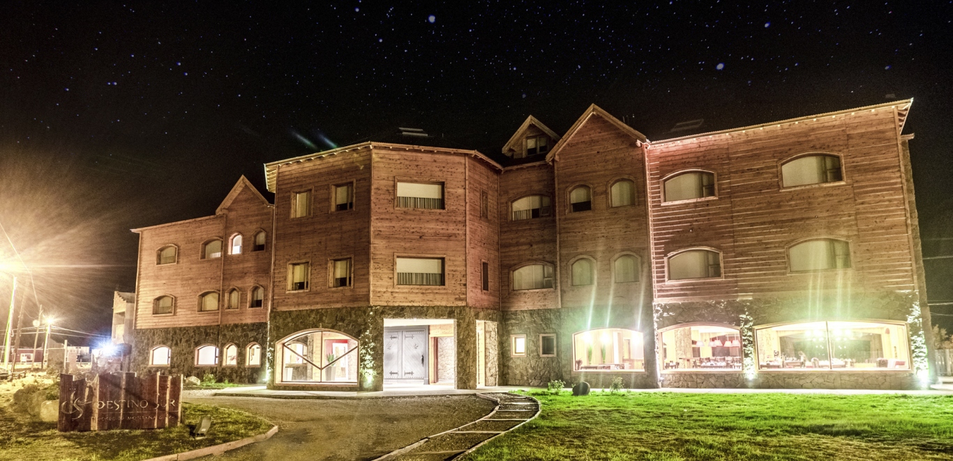 Fachada nocturna