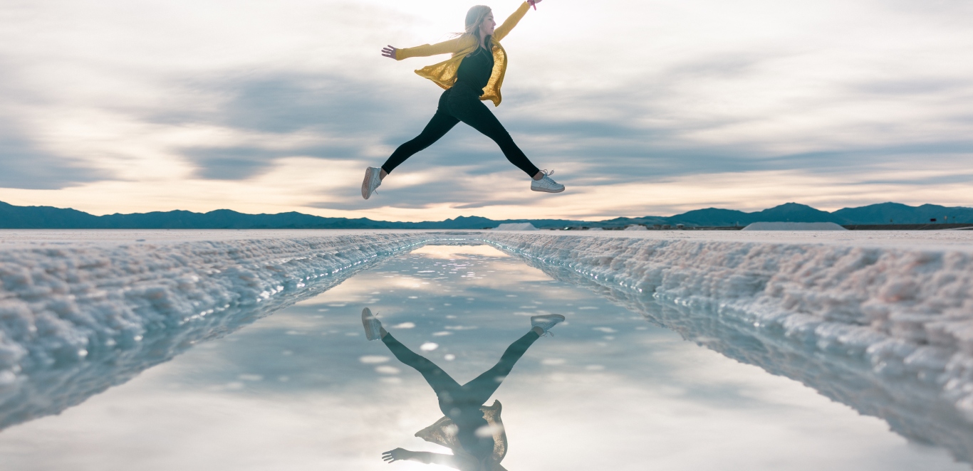 Mujer saltando en salar
